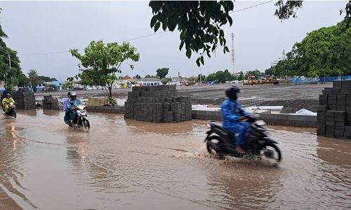 Hujan Deras Picu Genangan Air di Kawasan Revitalisasi Alun-alun Kidul Solo