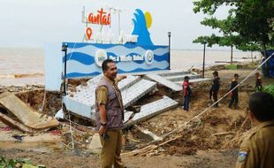 Duh! Objek Wisata Pantai Telukawur Jepara Rusak Diterjang Banjir