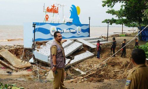 Duh! Objek Wisata Pantai Telukawur Jepara Rusak Diterjang Banjir