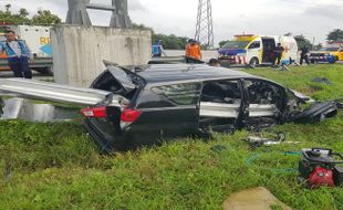 Toyota Innova Hantam Guardrail di Jalur Tol Sragen, 1 WNA Meninggal Dunia