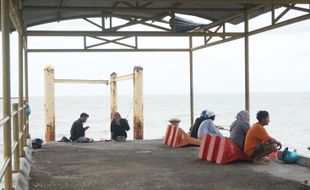 Sensasi Ngebuburit Sambil Mancing di Pelabuhan Kendal, Puasa Tak Terasa Lama