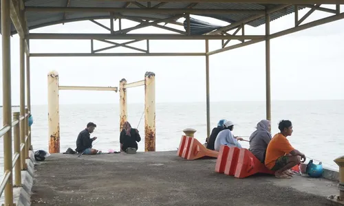 Sensasi Ngebuburit Sambil Mancing di Pelabuhan Kendal, Puasa Tak Terasa Lama