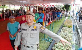 Tukang Becak dan Kuli Gendong di Sragen Dapat Bingkisan Senilai Upah 3 Hari