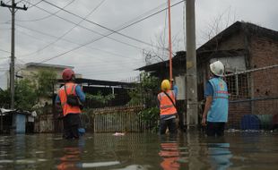 PLN Gercep Amankan Pasokan Listrik Jateng-DIY kala Cuaca Ekstrem hingga Banjir