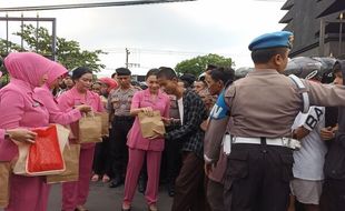 Polres Karanganyar Bagi-bagi Takjil Langsung Ludes Diserbu Warga