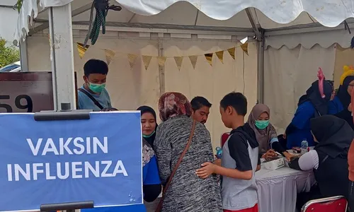 Vaksinasi Influenza dan Medical Checkup oleh RS UNS di CFD Solo Diserbu Warga