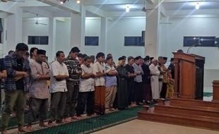 160-An Orang Khusyuk Salat Tarawih Perdana di Masjid Balai Muhammadiyah Solo