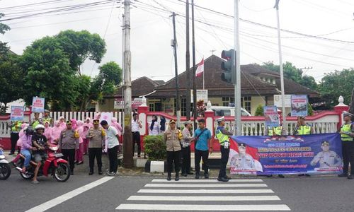 Sambil Bagi-bagi Takjil, Polres Wonogiri Sosialisasikan Keselamatan Berkendara