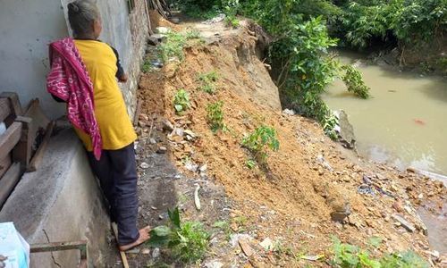 Tangis Warga Bayat Klaten Lihat Talut Rumah Hasil Utang Ambrol Tergerus Sungai