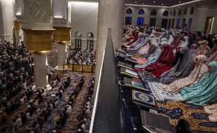 Salat Tarawih Pertama di Masjid Zayed, Momen Bertemu Keluarga dan Tamasya