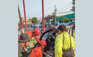 Pikap Tabrak Pohon dan Pagar di Malangjiwan Karanganyar, Kernet Terjepit Kabin