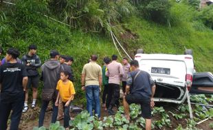 Mobil Wisatawan Jogja Terjun ke Ladang di Tawangmangu, Begini Kronologinya