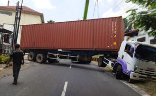 Truk Terperosok di Jl. Sutoyo, Dishub: Tak Ada Izin Dispensasi Masuk Jalan Kota