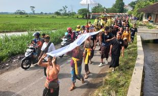 Khidmat, Ribuan Umat Hindu Klaten Ikuti Upacara Melasti di Umbul Geneng