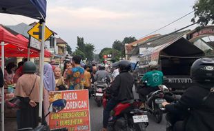 Saat Warga Muslim dan Nonmuslim Berbaur untuk War Takjil di Jl Merbabu Boyolali