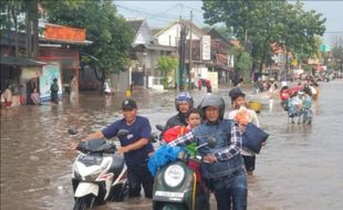 Jalan Nasional Kraton Pasuruan Lumpuh Terendam Banjir