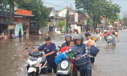 Jalan Nasional Kraton Pasuruan Lumpuh Terendam Banjir