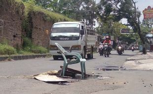 Penanda Ada Lubang, Kursi Plastik Dipasang di Jl. Brigjen Katamso Kartasura