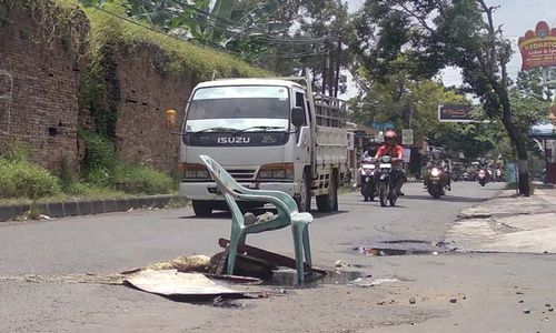 Penanda Ada Lubang, Kursi Plastik Dipasang di Jl. Brigjen Katamso Kartasura