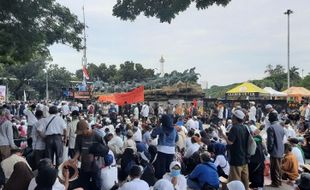 Ikut Demo MK, Ibu-Ibu Ini Pilih Makan Bersama di Monas