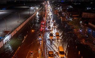 Banjir Rob Rendam Jalur Mudik Pantura Demak, Lalu Lintas Tersendat