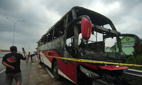 Diduga Korsleting, Bus Agra Mas Terbakar di Gerbang Tol Tegal