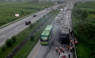 Bus Pahala Kencana Terbakar di Tol Jombang-Mojokerto, Penumpang dan Kru Selamat