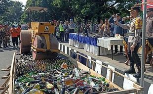 Fokompimda Karanganyar Ramai-ramai Musnahkan Miras Ribuan Botol & Knalpot Brong