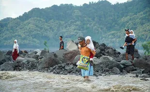 Perjuangan Orang Tua Gendong Anak ke Sekolah Pascabanjir Lahar Hujan Semeru