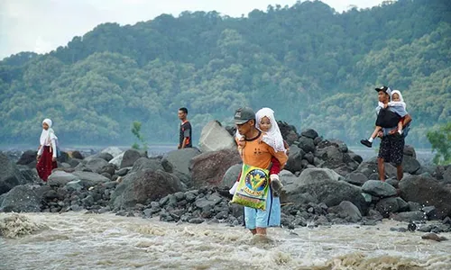 Perjuangan Orang Tua Gendong Anak ke Sekolah Pascabanjir Lahar Hujan Semeru