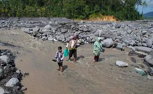 Dampak Banjir Lahar Hujan Semeru, 125 KK di Desa Jugosari Lumajang Terisolasi