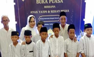 Diah Warih Buka Puasa Bersama Mbah Lepo dan Anak-anak Yatim