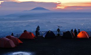 Menikmati Indahnya Sunrise di Wisata Camping Embung Bansari Temanggung