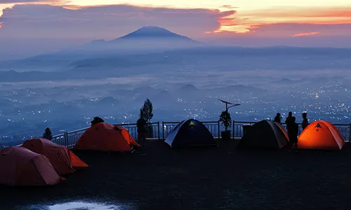 Menikmati Indahnya Sunrise di Wisata Camping Embung Bansari Temanggung