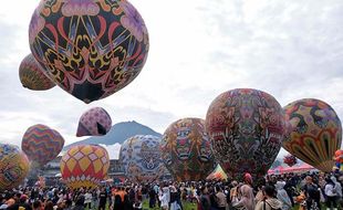 Potret Indahnya Warna Warni Balon Udara Menghiasi Langit Wonosobo