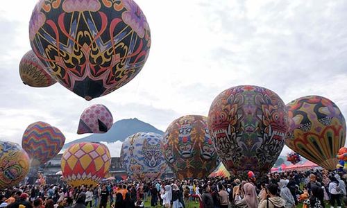 Potret Indahnya Warna Warni Balon Udara Menghiasi Langit Wonosobo