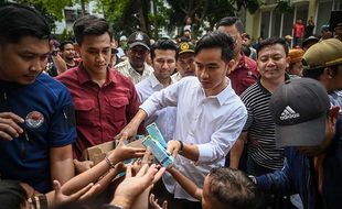 Wapres Terpilih Gibran Blusukan Bagikan Susu Gratis ke Warga di Jakarta Utara