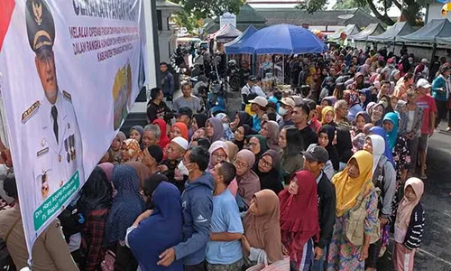 Antusias Warga Temanggung Serbu Gerakan Pangan Murah Jelang Lebaran