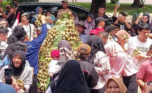 Dua Gunungan Ketupat Meriahkan Tradisi Grebeg Syawalan di Solo Safari