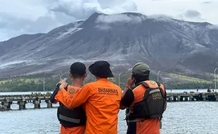 Gunung Ruang Naik Level Awas, 828 Warga Dievakuasi