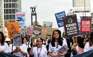 Aksi Long March dan Pungut Sampah Peringati Hari Bumi di CFD Jakarta