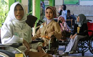 Aksi Siswa SLB YPAC Solo Tampil dalam Fashion Show Peringatan Hari Kartini