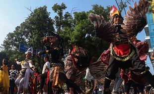 Sambut Hari Tari Sedunia, Puluhan Warga Menari Animal Movement di CFD Solo