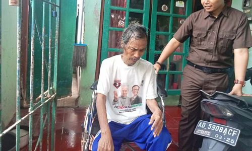 Kena Stroke, Wartawan Senior Karanganyar Ini Hanya Bisa Terbaring Di Kasur