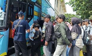 Ratusan Kaum Boro Karanganyar Kembali Ke Perantauan Naik Bus Gratis