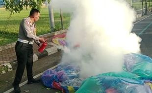 Waduh, Balon Udara Terbakar Nyaris Menimpa Pengguna Jalan di Trenggalek