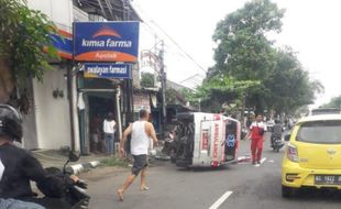 Angkut Rombongan Pegawai Dinkes, Mobil Ambulans Terguling di Tulungagung