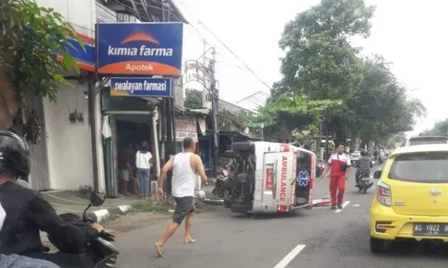 Angkut Rombongan Pegawai Dinkes, Mobil Ambulans Terguling di Tulungagung