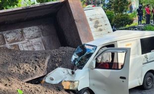 Tak Kuat Menanjak, Truk Pasir Oleng dan Timpa Sejumlah Kendaraan di Semarang