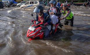 Banjir Rendam Jalur Mudik Pantura di Kaligawe Semarang